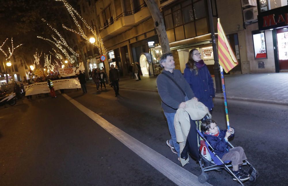 Rund 1.500 Personen sind am Freitagabend (30.12.) auf Mallorca auf die Straße gegangen, um politische Eigenständigkeit für die "Països Catalans", also die katalanischsprachigen Landesteile Katalonien und Balearen, innerhalb Spaniens zu fordern.