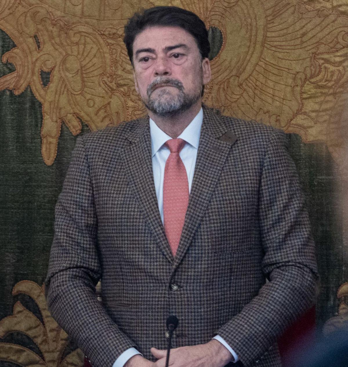 Luis Barcala, con gesto, serio, en un pleno del Ayuntamiento de Alicante.