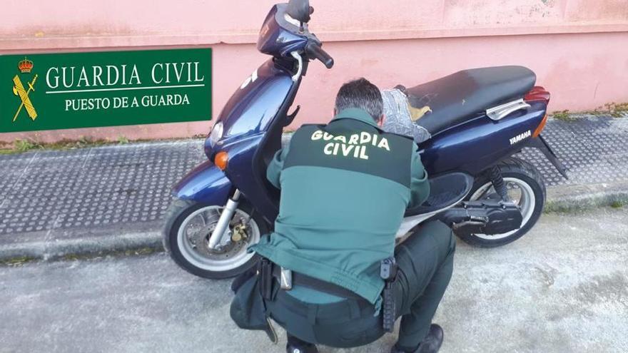 El ciclomotor recuperado por la Guardia Civil. // FdV