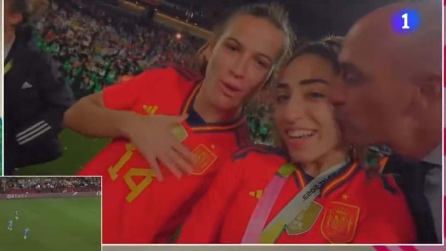Beso de Luis Rubiales a Olga Carmona tras ganar el Mundial