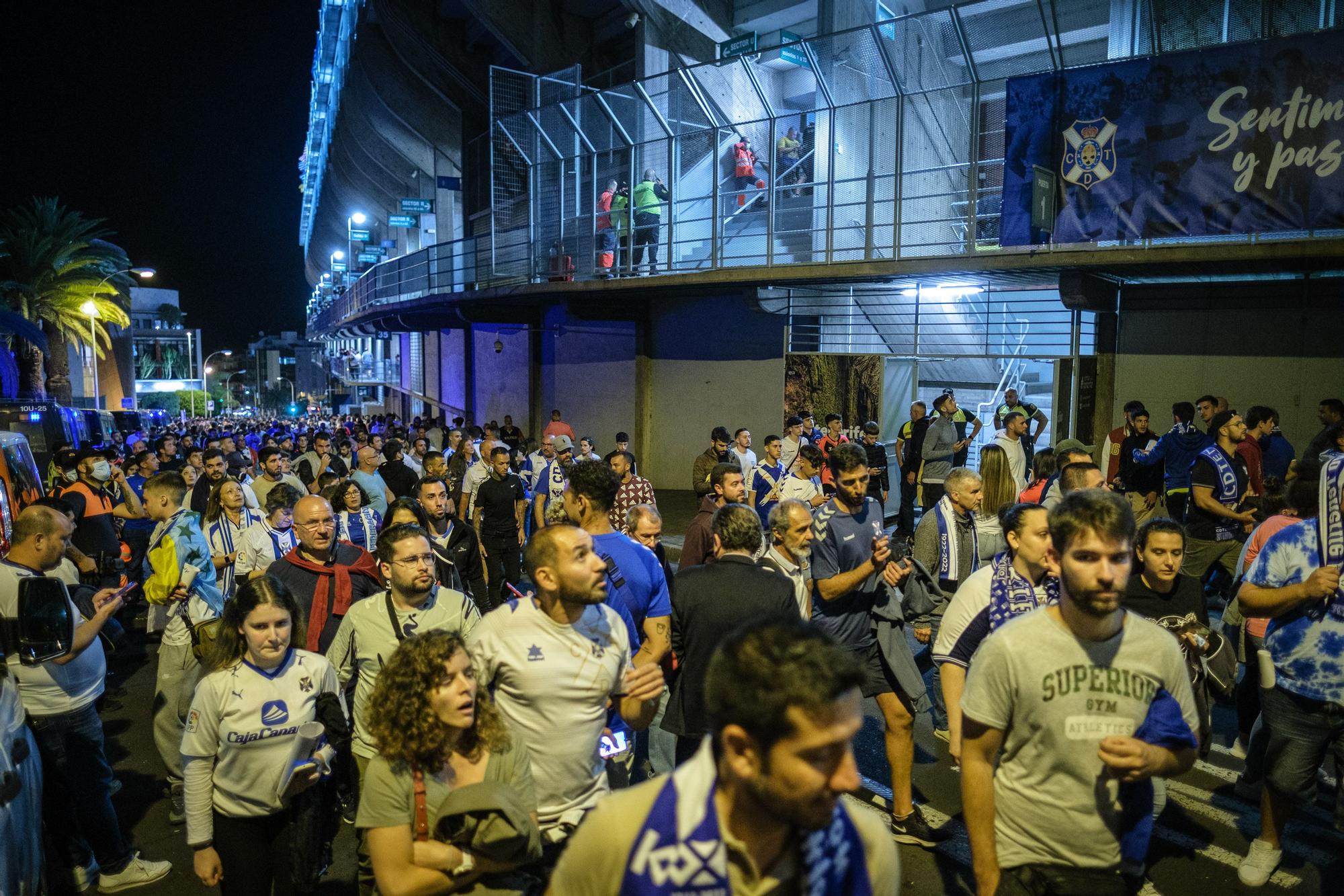 Ambiente e incidentes de la afición de la UD Las Palmas antes de llegar al Heliodoro