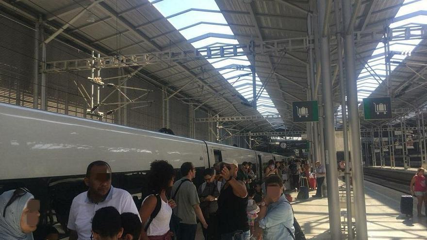 Pasajeros del AVE Málaga-Córdoba-Madrid, transbordados a otro tren tras una avería mecánica