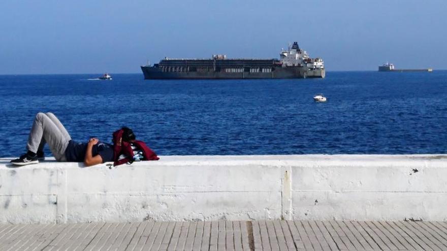 El &#039;Bader III&#039; fondeado en Las Palmas de Gran Canaria.