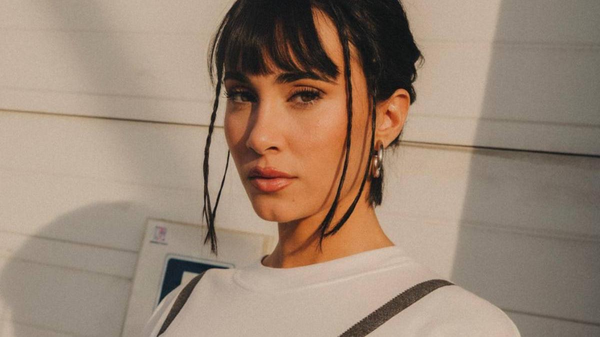 De la camiseta vestido al bolso y el peinado: de este look de Aitana nos gusta absolutamente todo