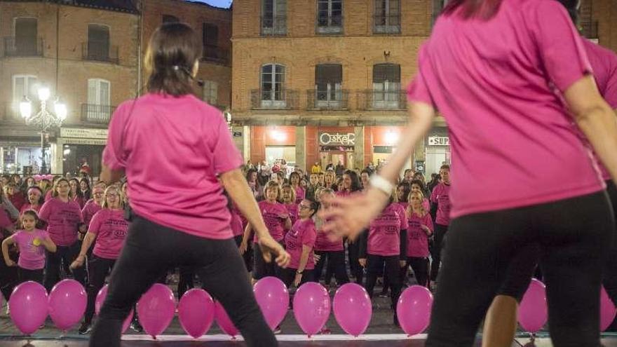 Aspecto de la plaza Mayor al comienzo de las actividades de zumba programadas por la AECC .