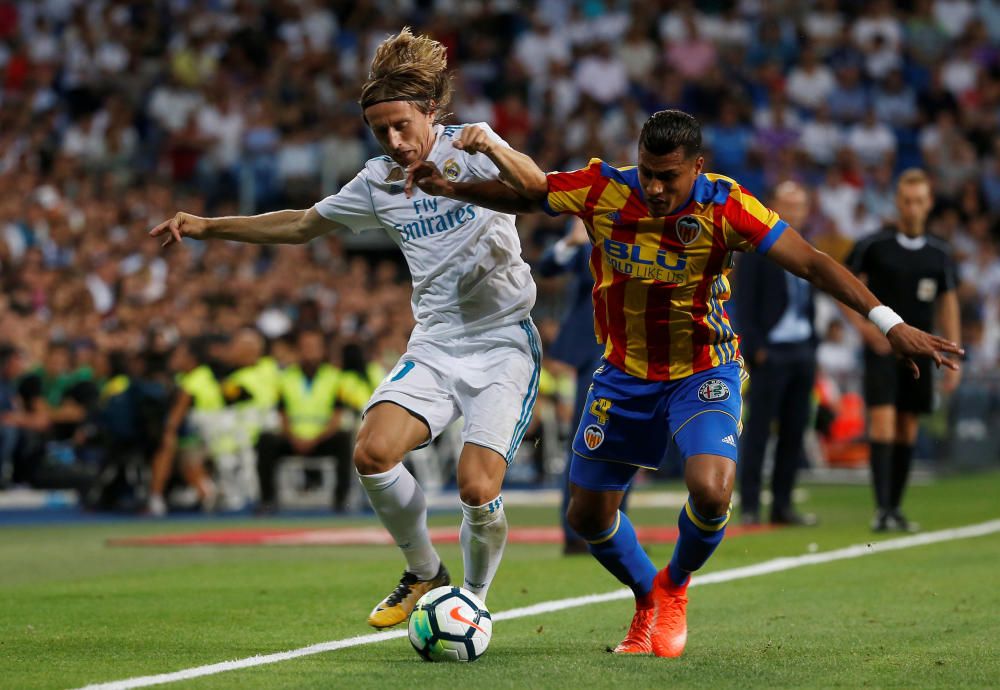 Instantes del partido disputado ayer entre el Valencia CF y el Real Madrid.