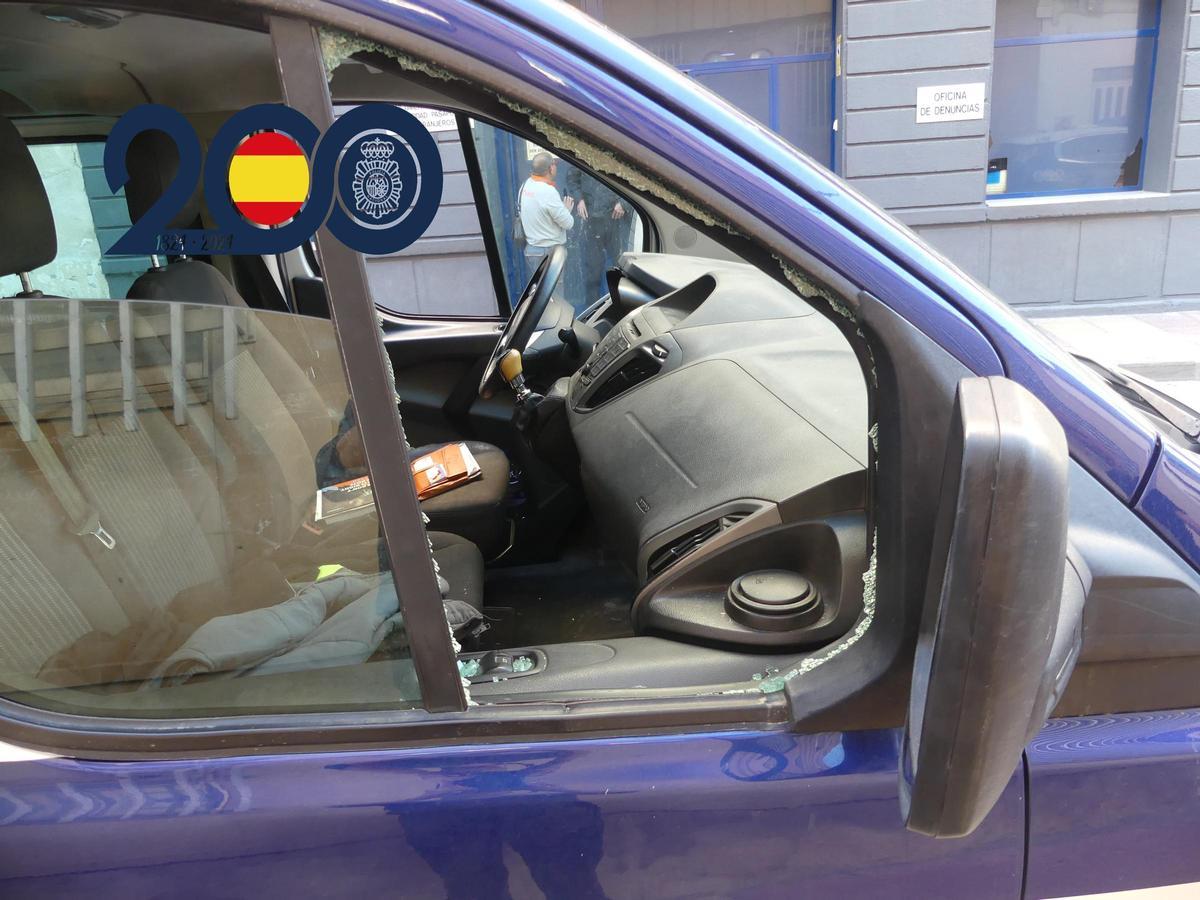 Cristal roto en uno de los vehículos asaltados en Alcantarilla
