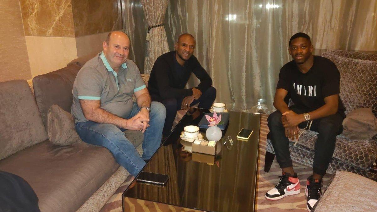 Òscar Grau, CEO del Barça, y Éric Abidal, director técnico, visitan a Ousmane Dembélé en Doha.