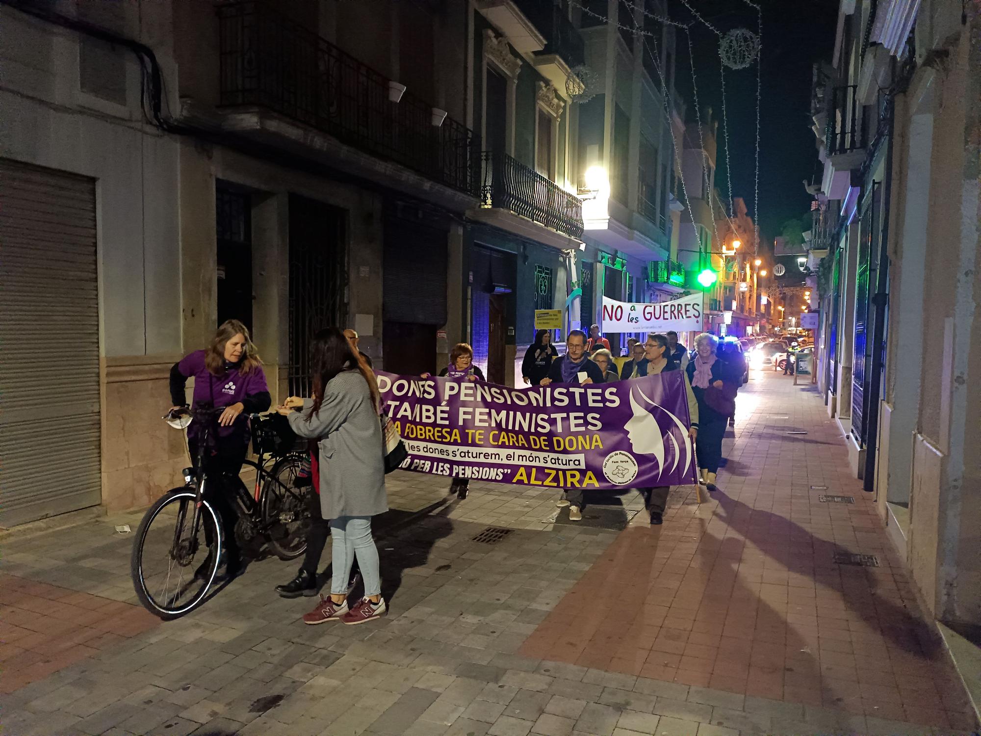 Una manifestación clama en Alzira contra la violencia machista