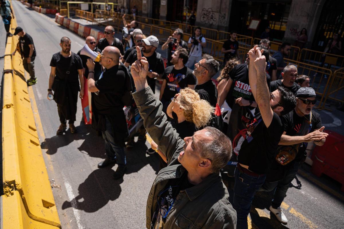 Trabajadores de prisiones se manifiestan en Barcelona para tener mayor seguridad.