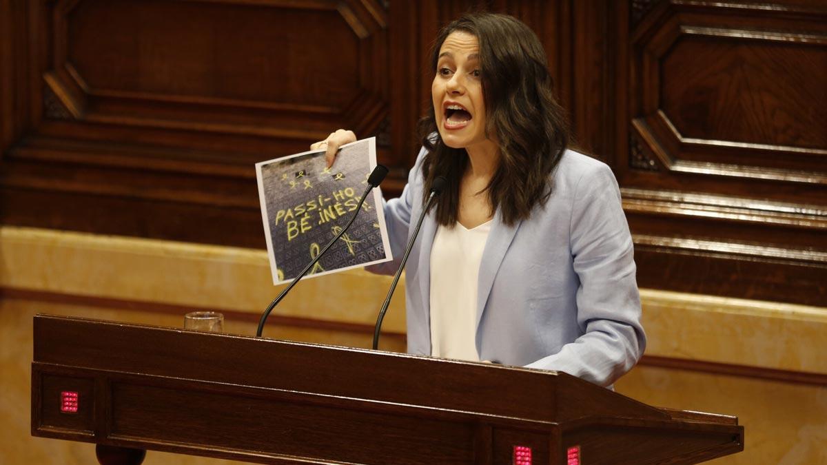 Arrimadas se despide del Parlament mostrando una pintada hecha en la calle donde vive