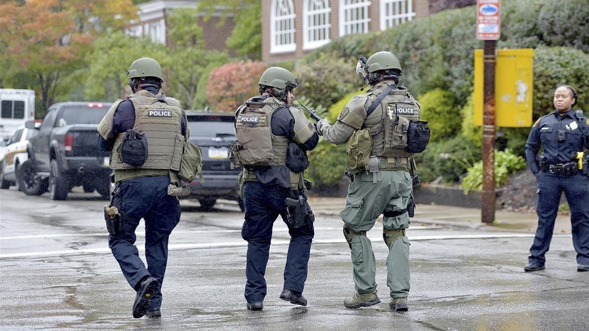 Policías, cerca de la sinagoga atacada en Pittsburgh.