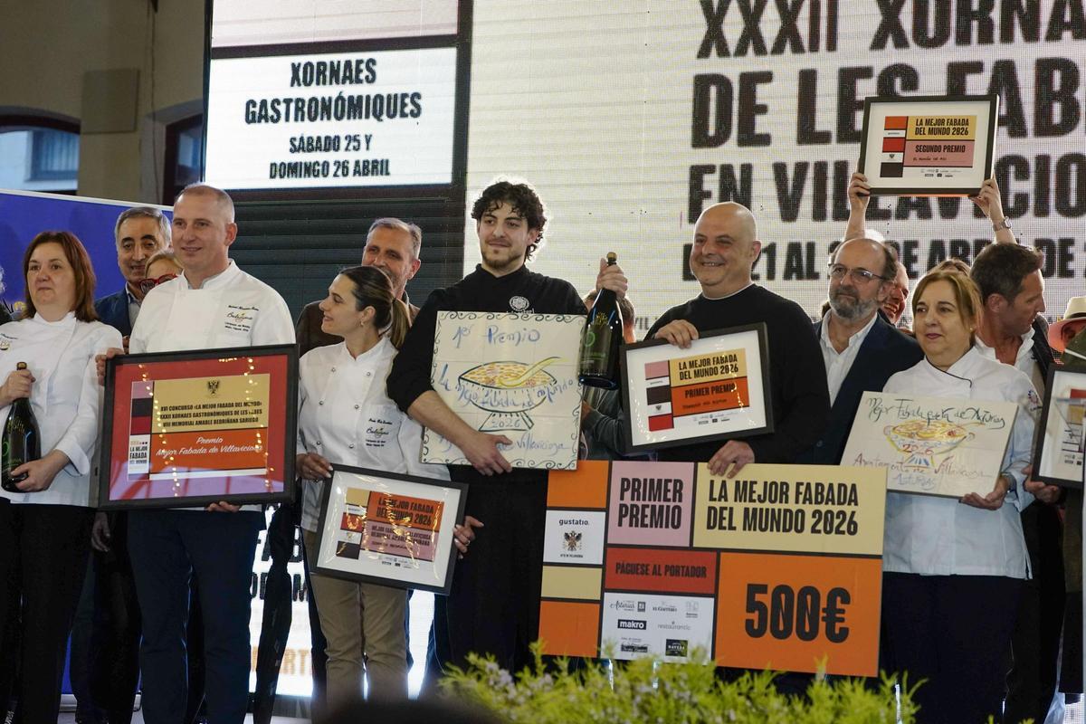 Teresa Lastra Candela y Bautista Menéndez Menéndez celebran el galardón junto al resto de premiados