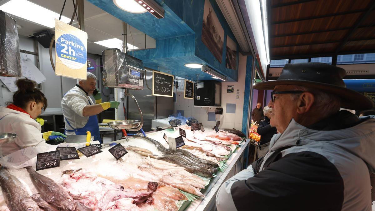 Las pescaderías de Avilés afrontan la jornada de después de la huelga con normalidad y con suficientes reservas