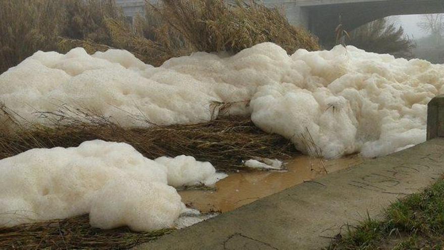 Gran quantitat d&#039;escuma blanca ahir al matí al riu Calders, al seu pas pel Molí del Serra, a Navarcles