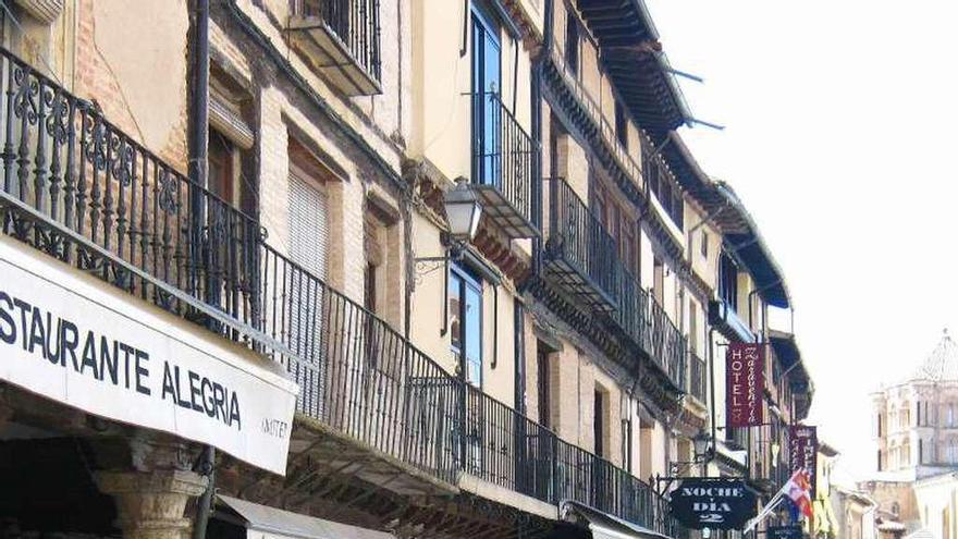 Toresanos y turistas disfrutan en las terrazas de la Plaza Mayor.