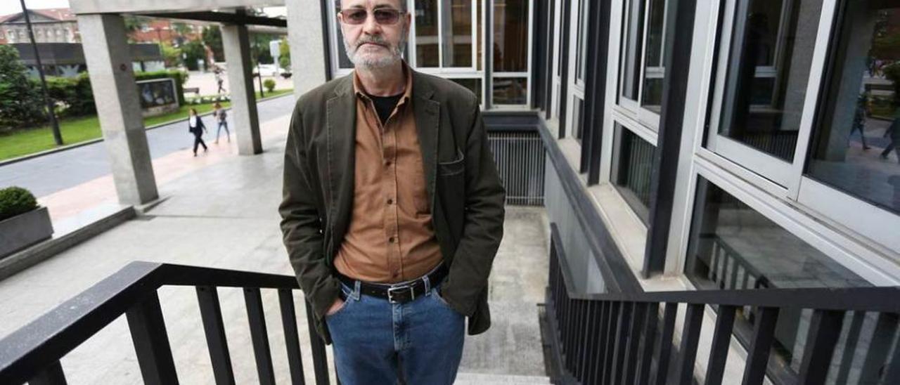 Misael Campo, en la plaza de la Gesta de Oviedo.