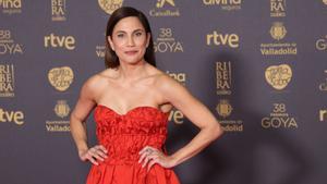 La actriz Toni Acosta posa en la alfombra rosa previa a la gala de la 38 edición de los Premios Goya, en 2024.