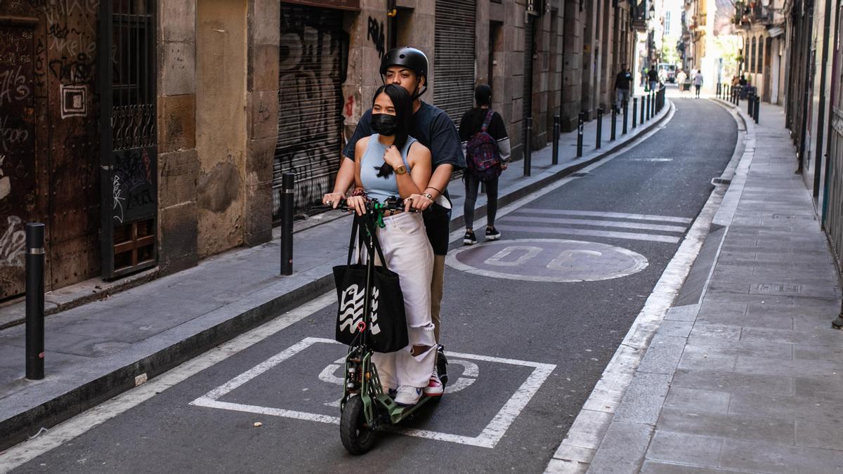 Tres de cada quatre patinets circulen per la vorera a Barcelona si no hi ha carril bici