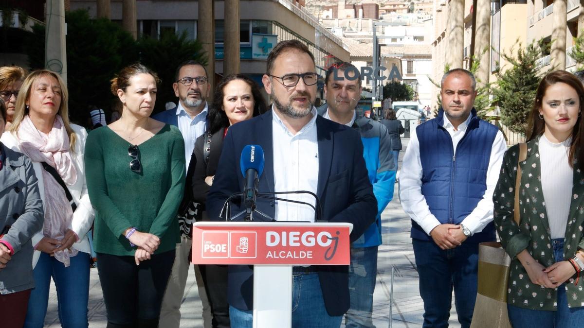 El alcalde y cabeza de lista a la Alcaldía por el PSOE, Diego José Mateos, con su equipo durante la presentación de su candidatura.