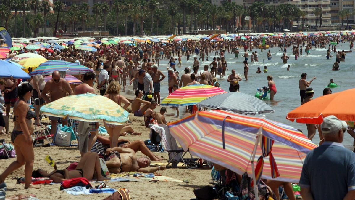 La playa de Levante de Salou (Tarragonès) llena de bañistas