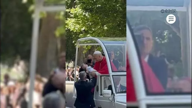El momentazo de León XIV en su primer día en Madrid: ordena frenar el papamovil para bendecir a un bebé recién nacido