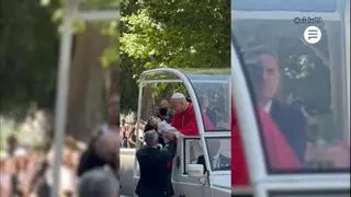 El momentazo de León XIV en su primer día en Madrid: ordena frenar el papamovil para bendecir a un bebé recién nacido