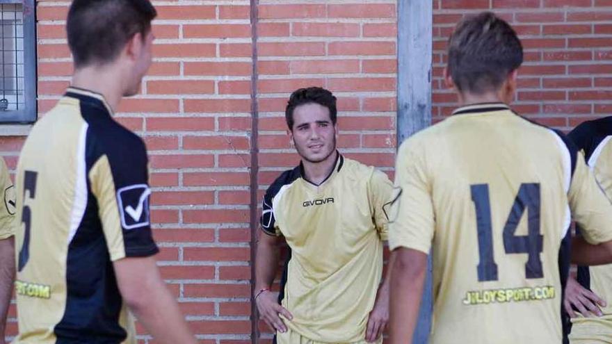 Pedro Navajas, en el centro, ayer durante el entrenamiento con el FS Zamora.