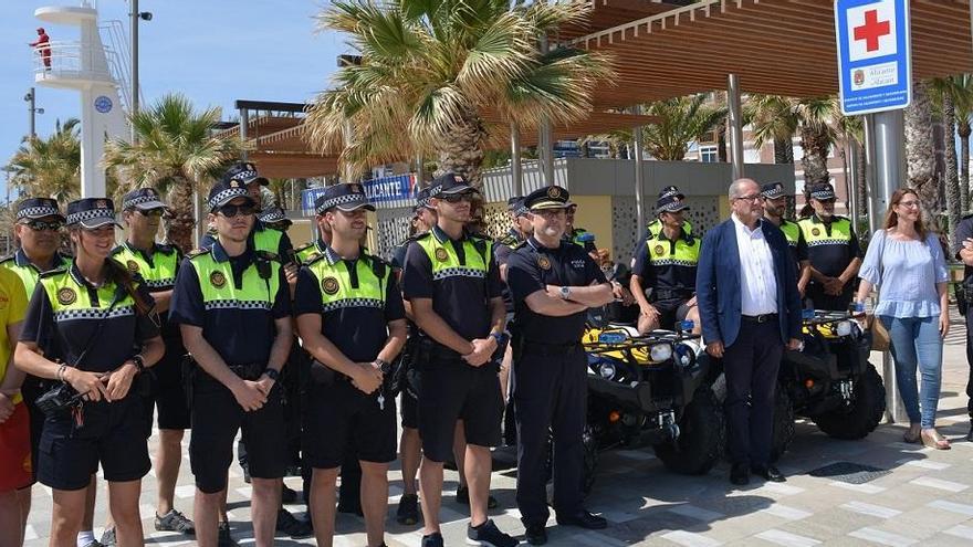 El Ayuntamiento destina el doble de agentes a vigilar la playa y el paseo del Postiguet