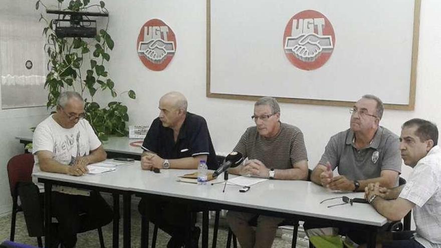 Miembros de FSP-UGT y del comité de empresa en la rueda de prensa