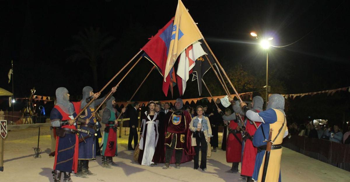 Un momento de la primera jornada de la XV Feria Medieval de Mascarell, con el alcalde de Nules, David García (c).