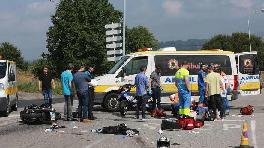 Los servicios médicos atienden a uno de los motoristas en presencia de las autoridades municipales y el jefe de la Policía Local. // Bernabé