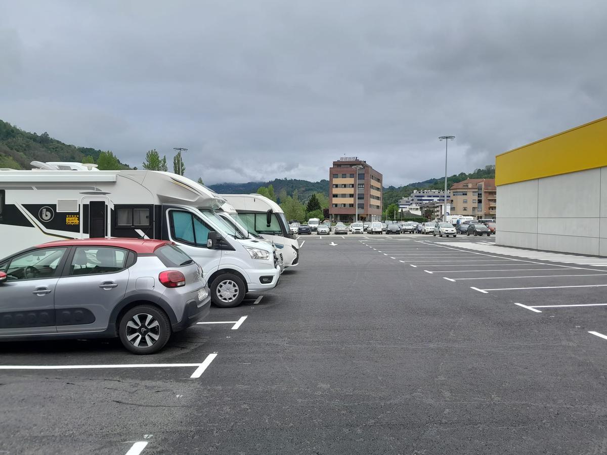 Vehículos ya estacionados en la ampliación del parking del centro de Pola de Laviana.