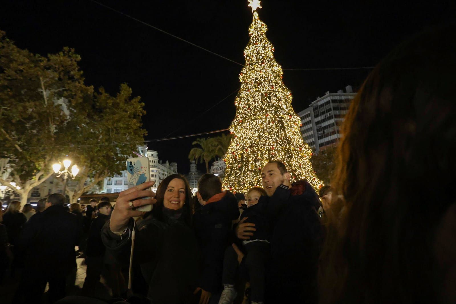 El centro de València, a reventar de gente por la decoración de Navidad