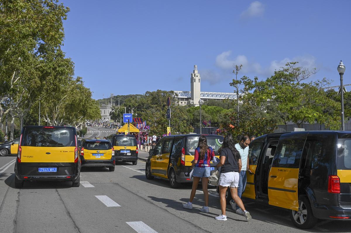 Taxis en las inmediaciones del Estadi Olímpic antes de disputarse el Trofeo Joan Gamper entre el Barça y el Tottenham.