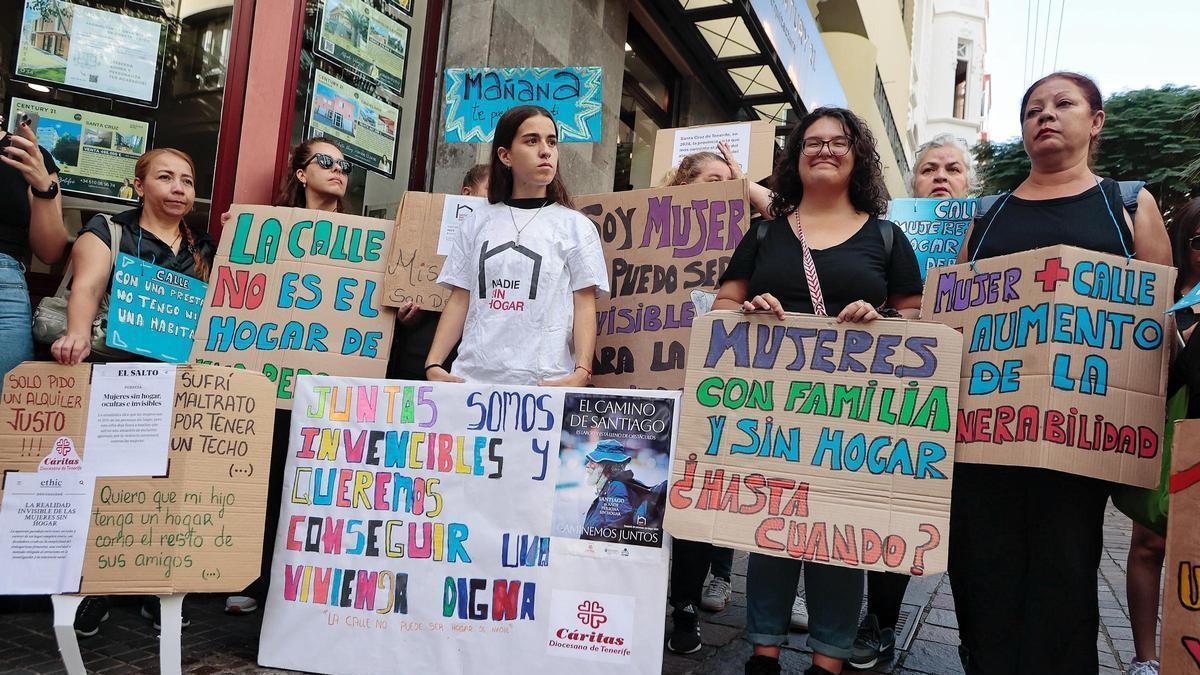 Imagen de archivo de una manifestación en defensa de las personas sin hogar a las puertas del Parlamento canario
