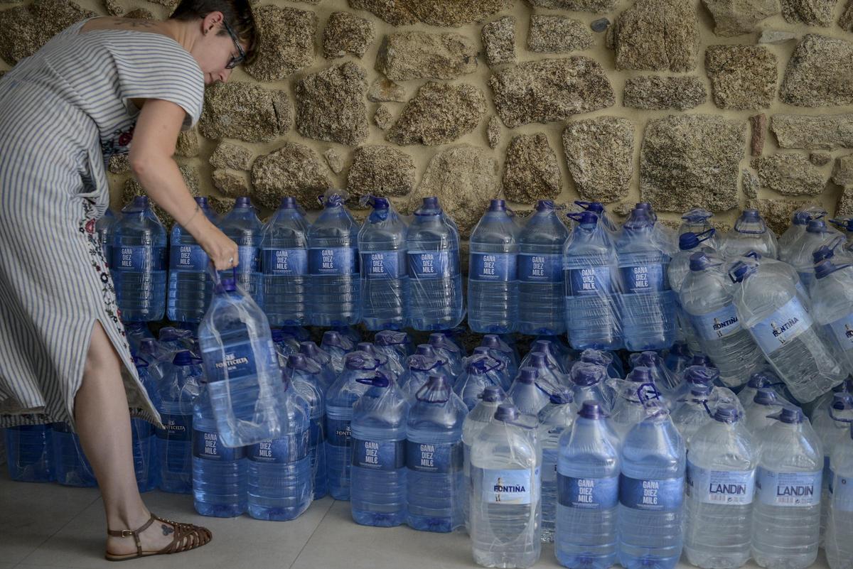 Una mujer organiza partidas de agua embotellada, en una imagen de archivo.