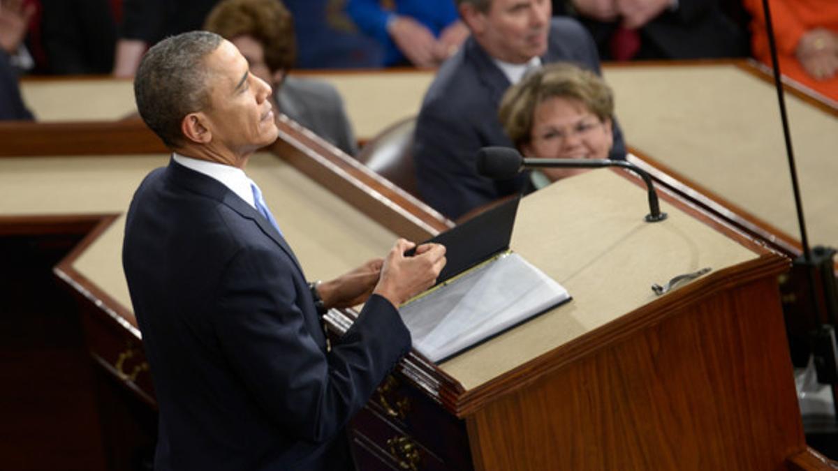 Obama cierra la carpeta tras pronunciar su discurso, este martes en Washington.