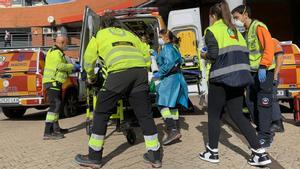 SOCIEDAD #Agresión en un tren en Atocha. @SAMUR_PC atiende a un varón de unos 30 años que ha sufrido una herida con arma blanca en el abdomen con evisceración. Una vez estabilizado ha sido trasladado grave al Gregorio Marañón FOTOGRAFIA EMERGENCIAS MADRID