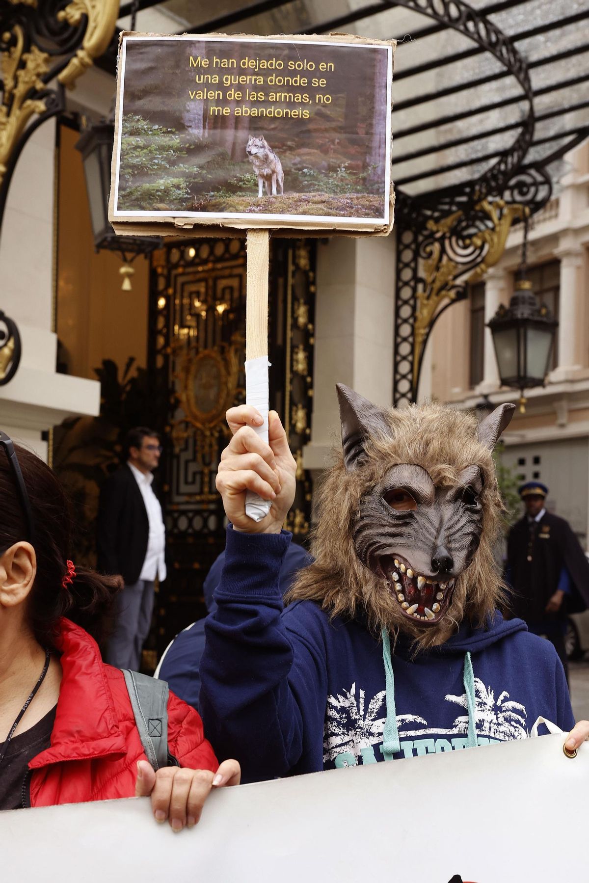 Una manifestación por el "lobo vivo y protegido" recorre el centro de Madrid
