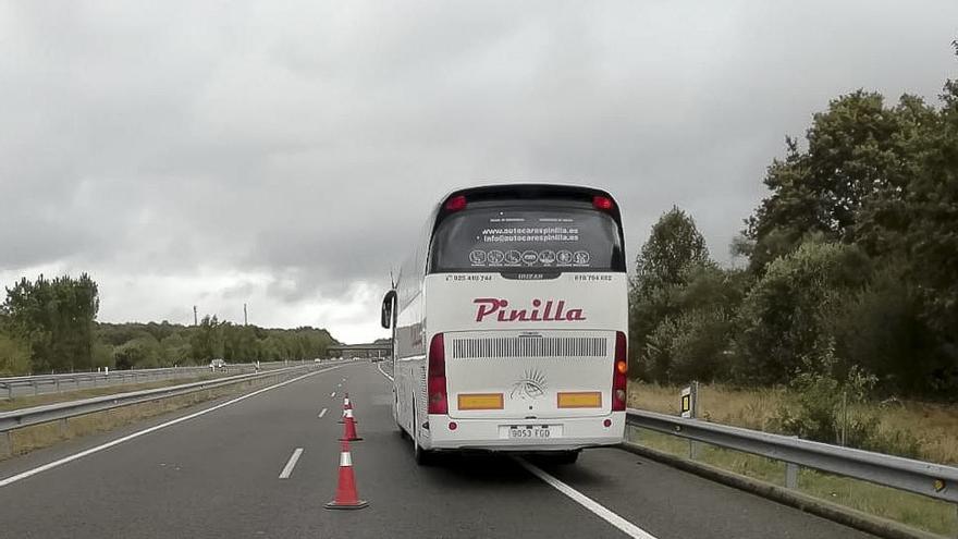 Cincuenta alumnos de Maristas pasan la noche dentro de un autobús por una avería en Zaragoza