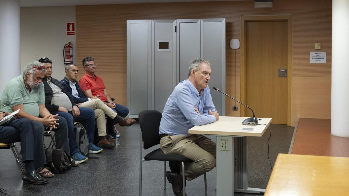 Antonio Cabrera Panasco, tesorero del Ayuntamiento de Arrecife, este lunes, en el juicio del 'caso Montecarlo' en el Palacio de Justicia de Arrecife.