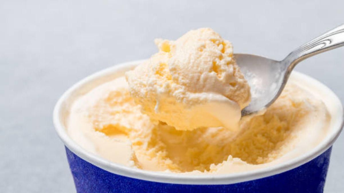 Una tarrina de helado de vainilla