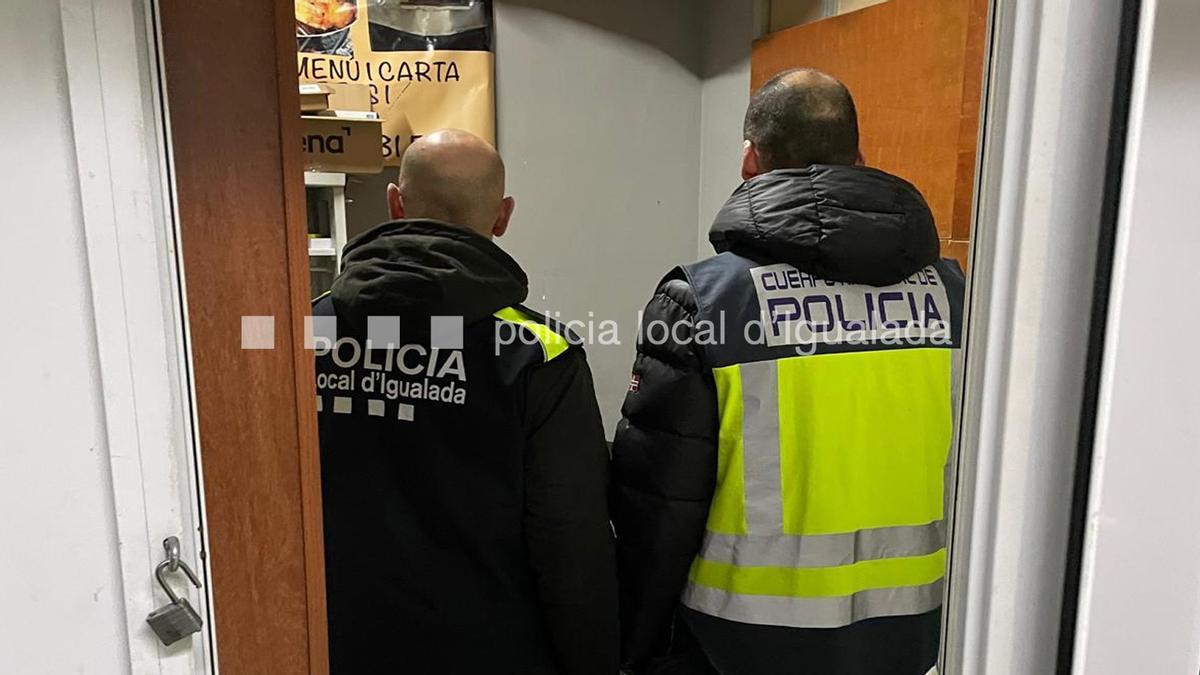 Imatge del momnt de la inspecció dels agents de la Policia Local d'Igualada i del CNP al restaurant de Les Comes