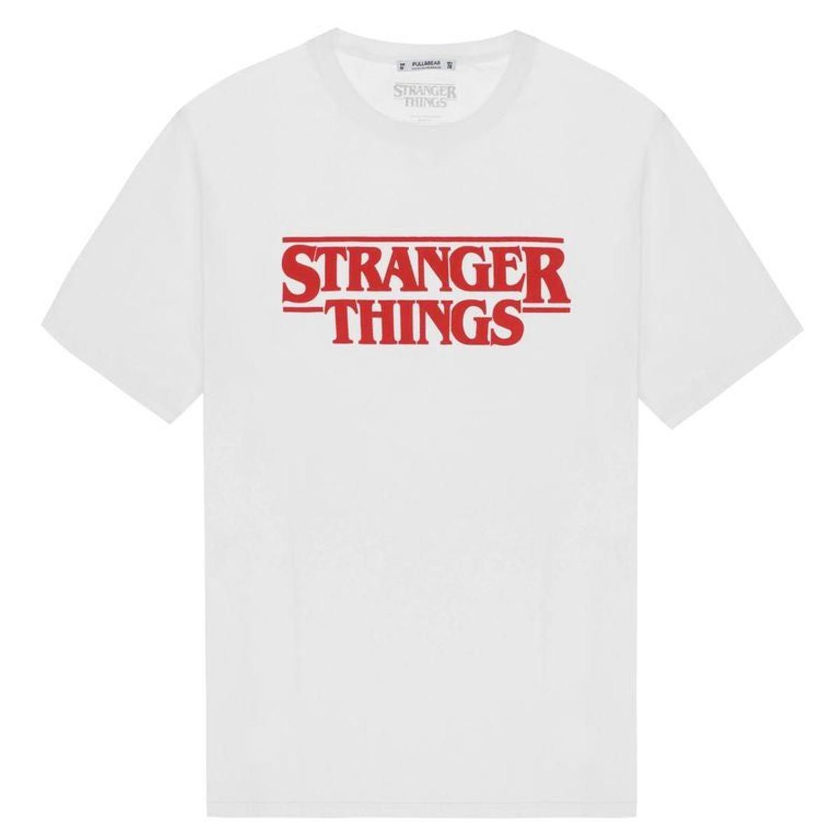 Camiseta blanca con el logo de 'Stranger things', disponible en Pull and Bear