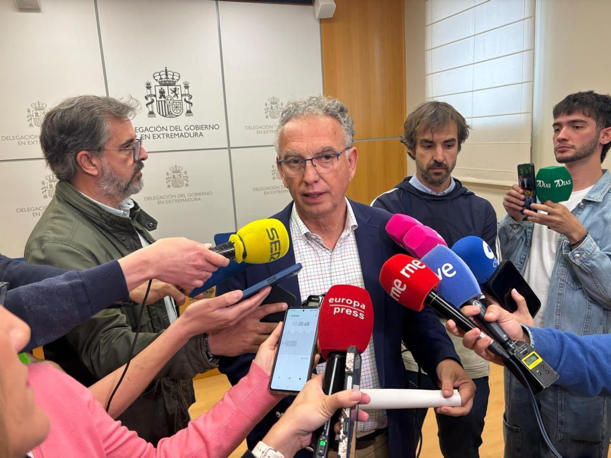 José Luis Quintana, delegado del Gobierno en Extremadura, atiende a los medios de comunicación en Badajoz.
