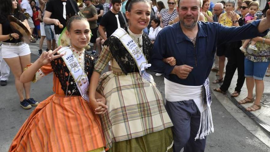 El ‘bou’ y las ganas de fiesta se apoderan de las calles del Grao en su semana grande