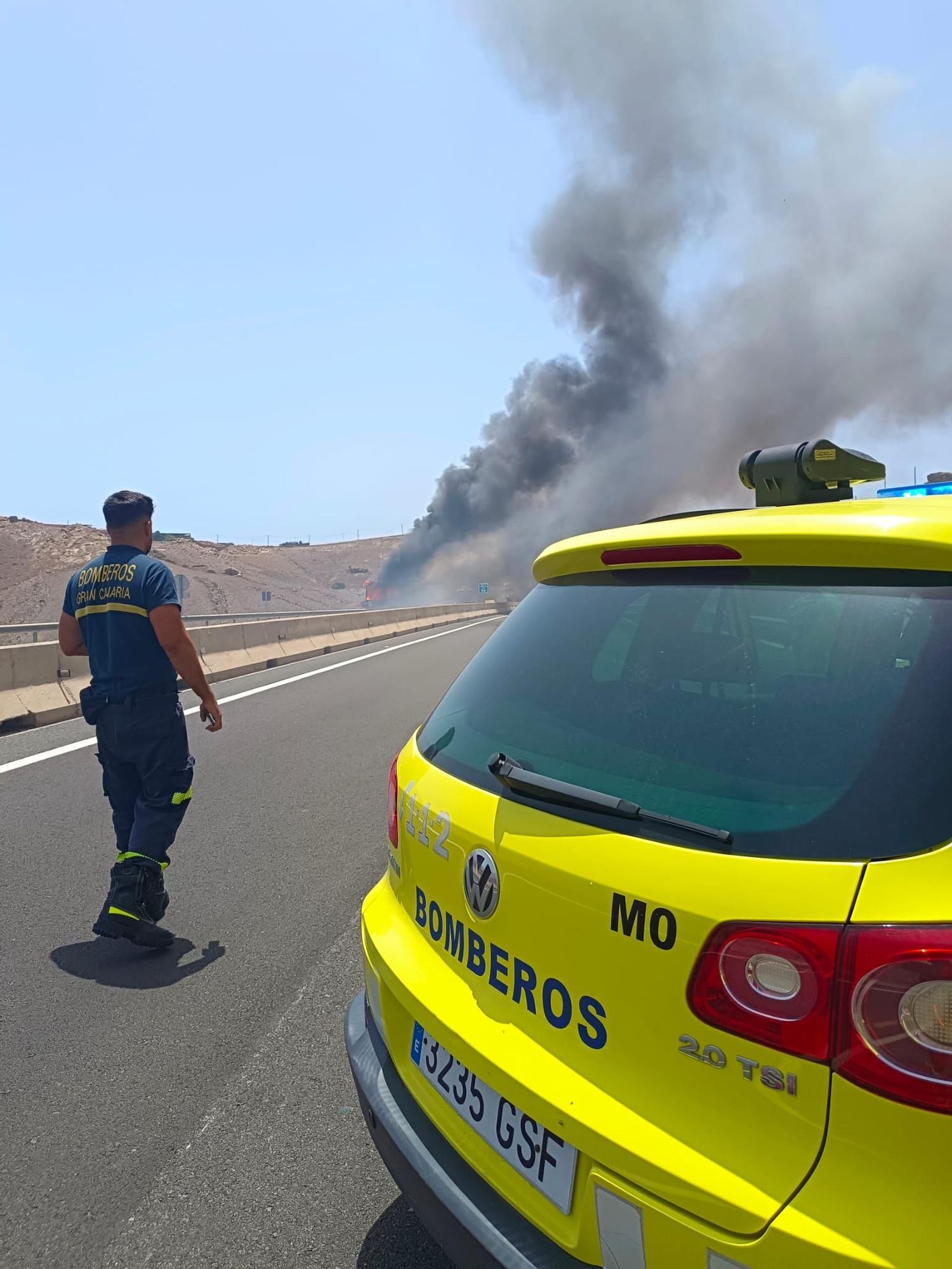 Una guagua que circulaba con viajeros arde a la altura de El Salobre