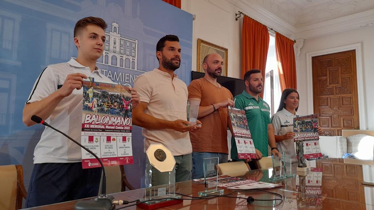 Participantes en el acto de presentación del Memorial Manuel Camba