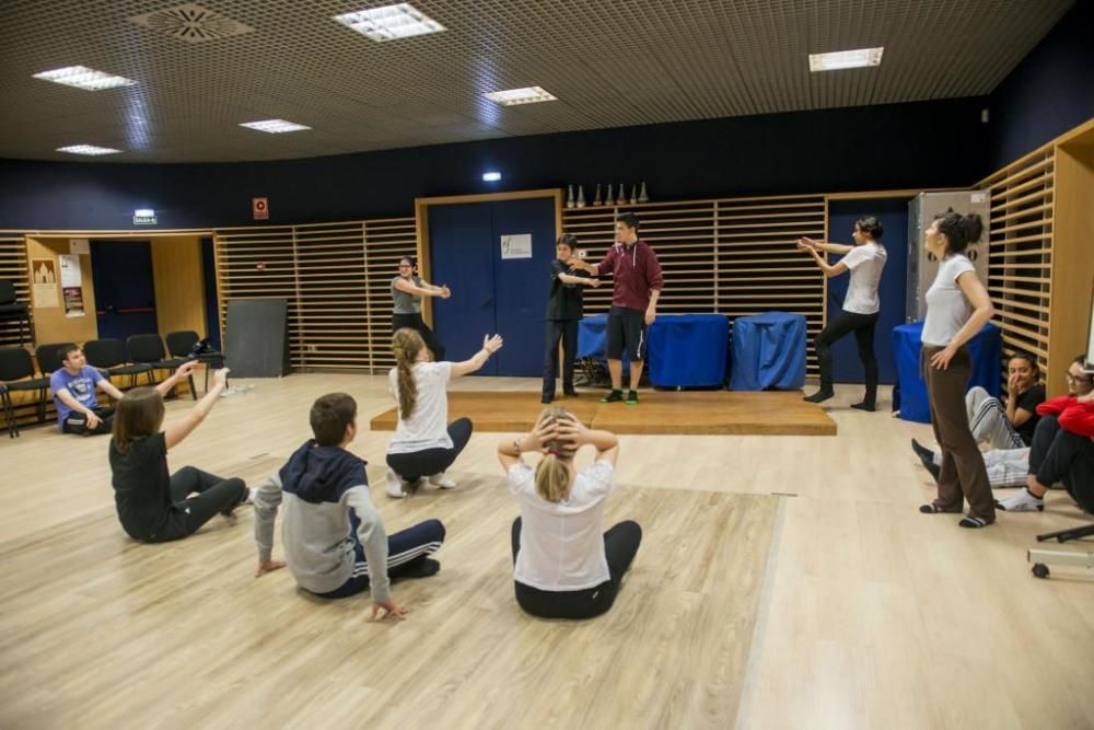 Sesión de expresión corporal en los ensayos del Joven Coro de la Fundación Princesa de Asturias